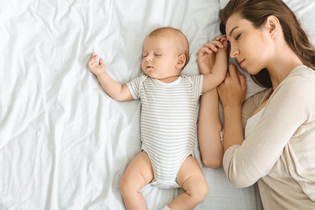 breastfeeding mamas get more sleep