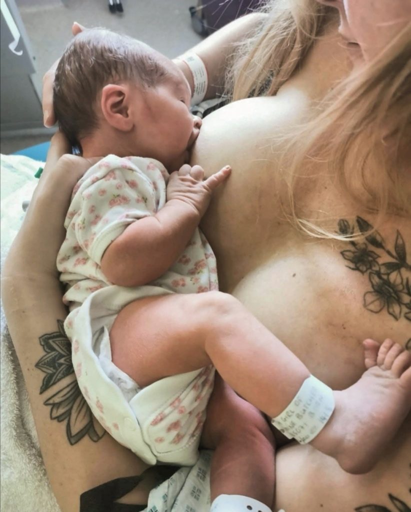 newborn breastfeeding in hospital