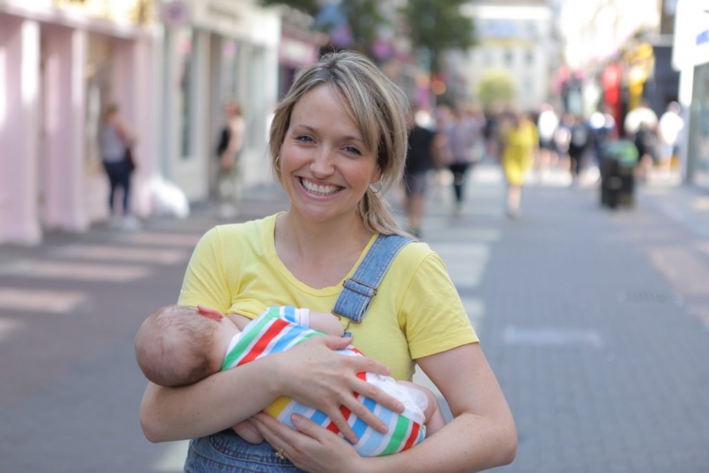 Kate Quilton breastfeeding