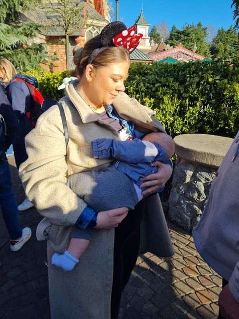 Breastfeeding in the queue for Peter Pan at Disney
