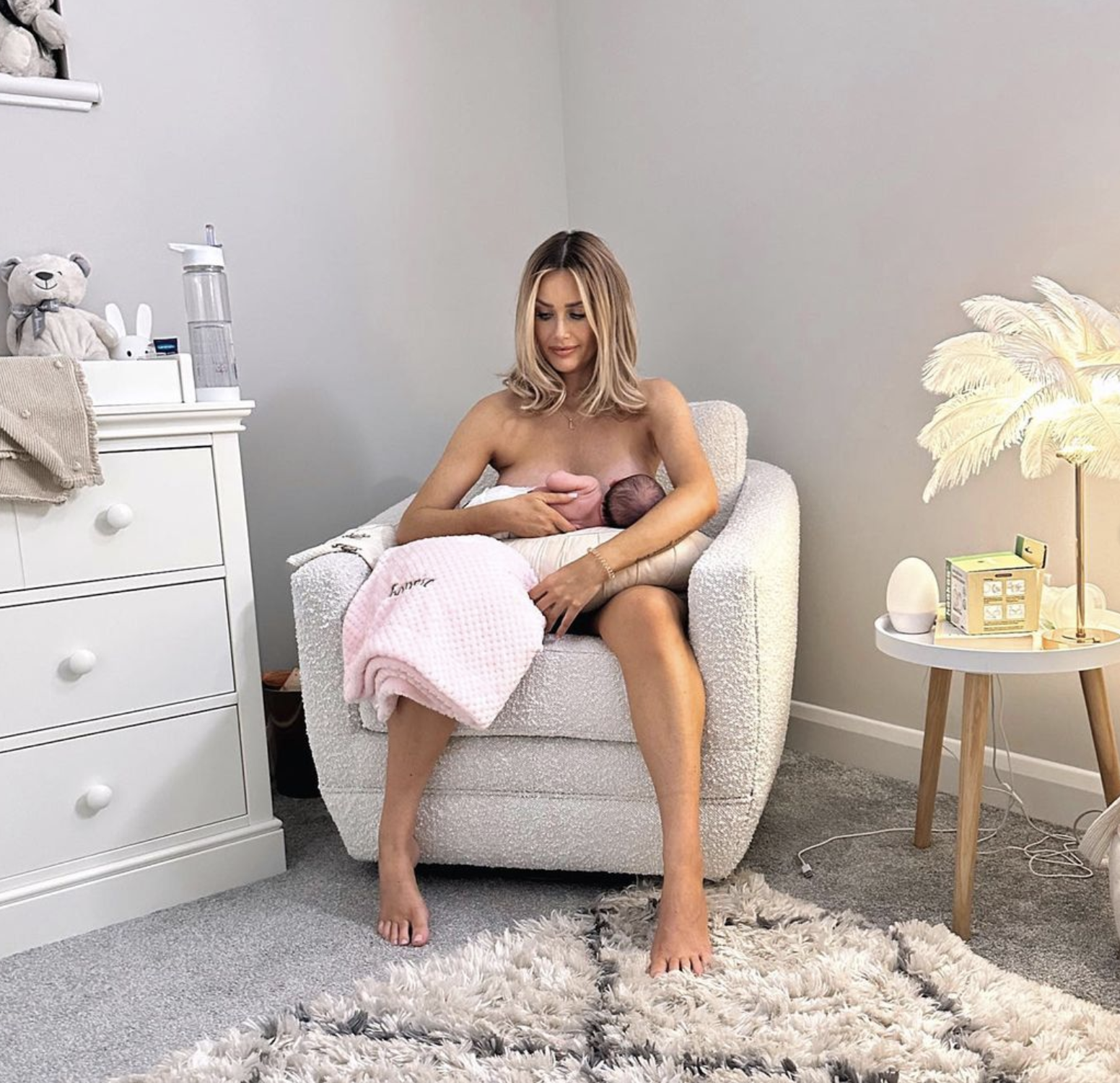 Laura Anderson breastfeeding September 2023