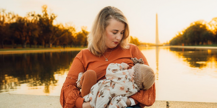 Ashley Copperstone discriminated for breastfeeding by American Airlines