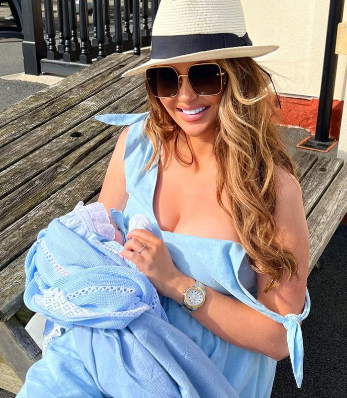 Charlotte Dawson breastfeeds son outdoors