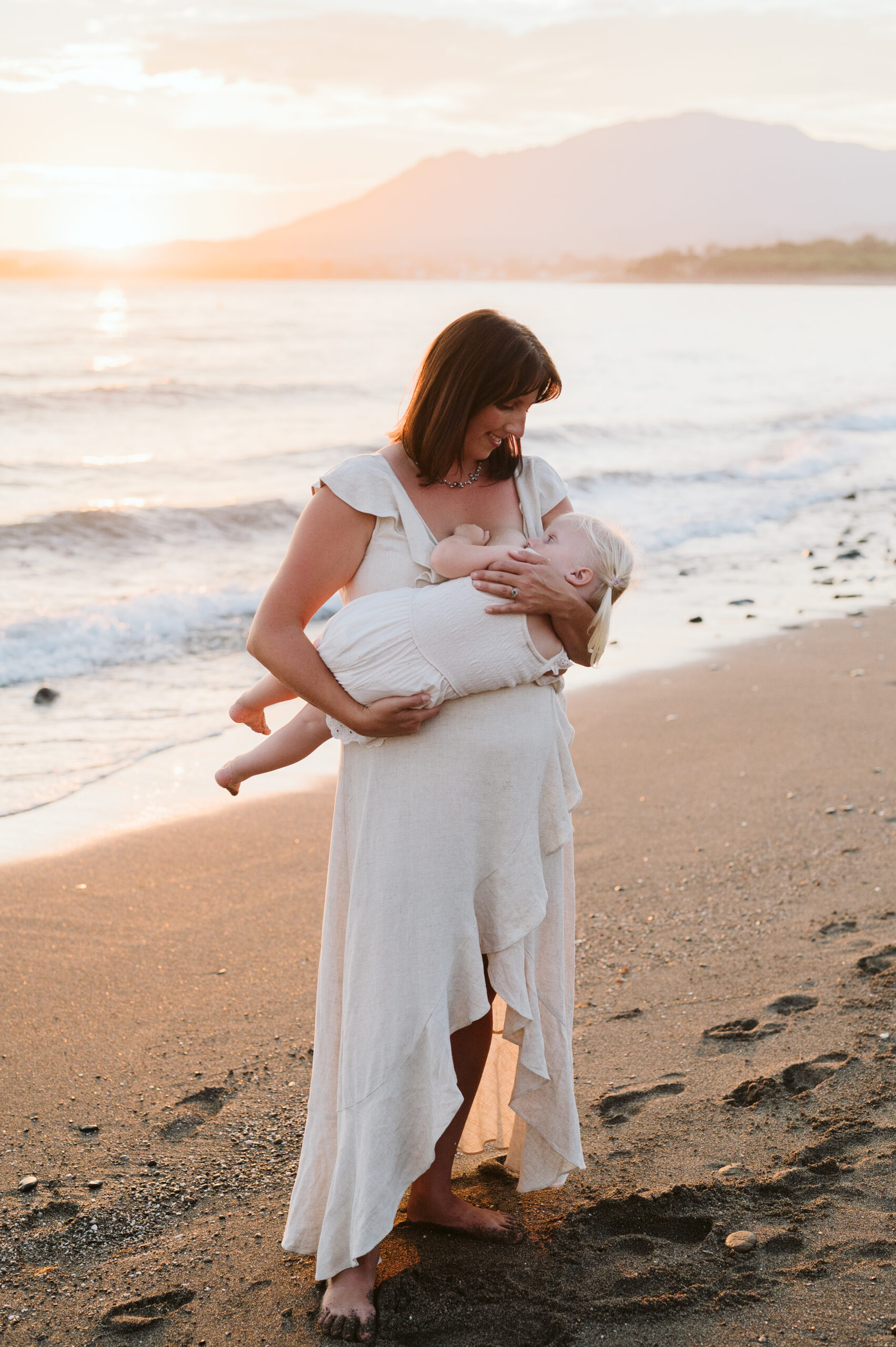 Kiana van Kempen breastfeeding toddler daughter